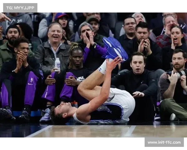 魔术主场对阵雄鹿，班凯罗字母哥锋线对决